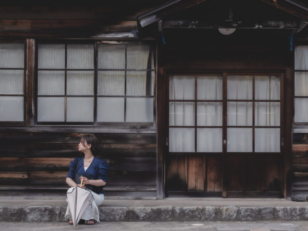 古い町並みに溶け込む、自然な旅先ポートレート